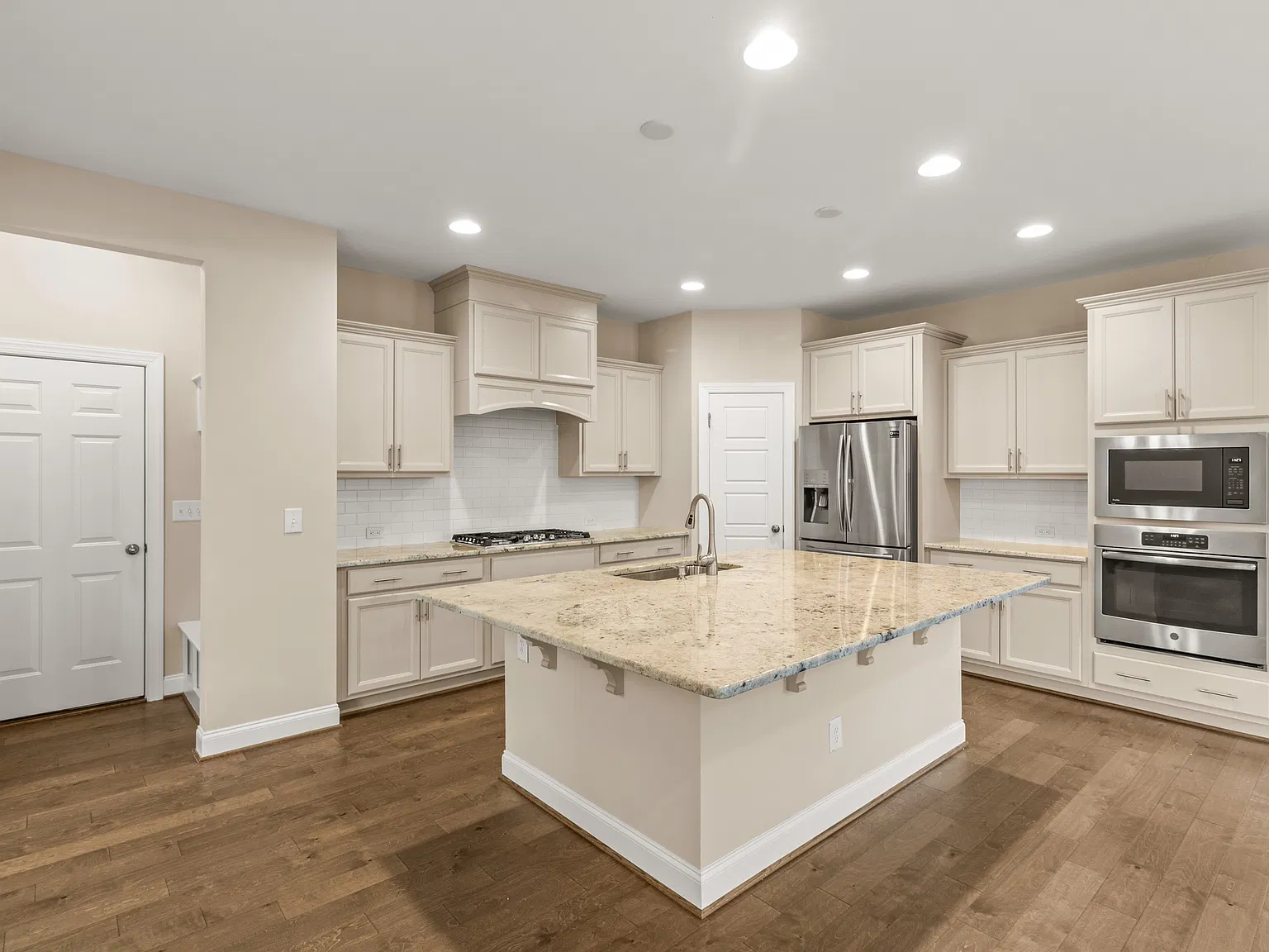 4 bed, 2.5 bath, 2494 sqft, $2,595 — Photo 3