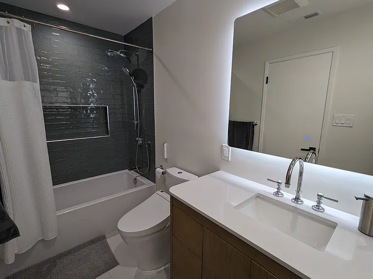 202 E Strawberry Dr — Photo 11