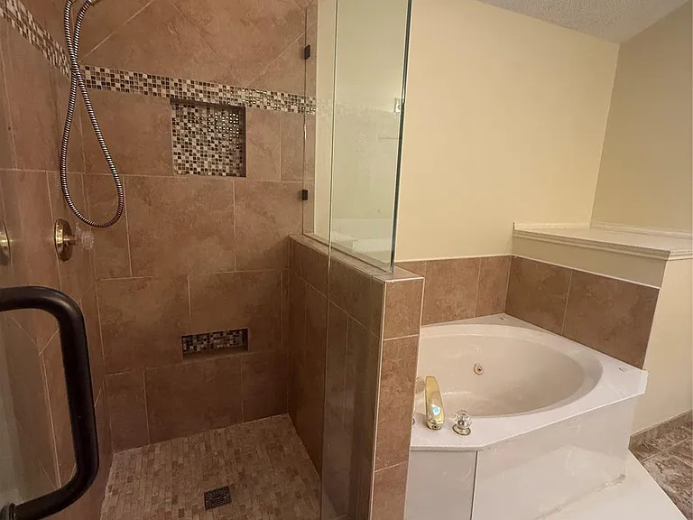 533 Raintree Cir — Photo 11