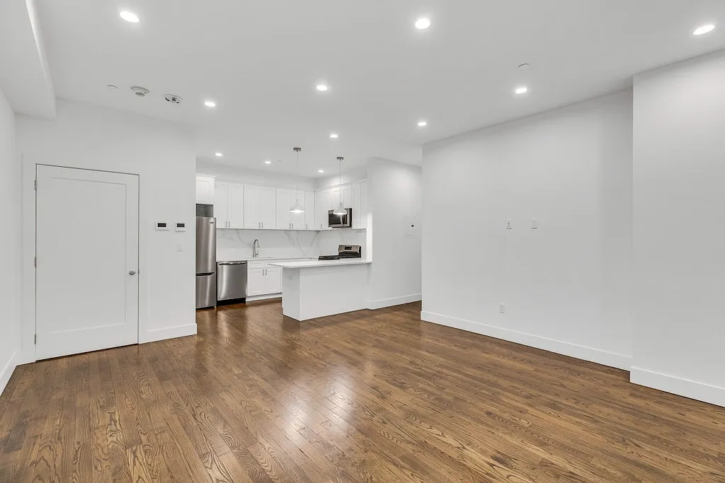 2 bed, 1015 sqft, $6,400 — Photo 2