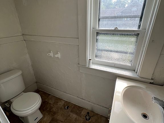 4th image of 58 Illinois Ave