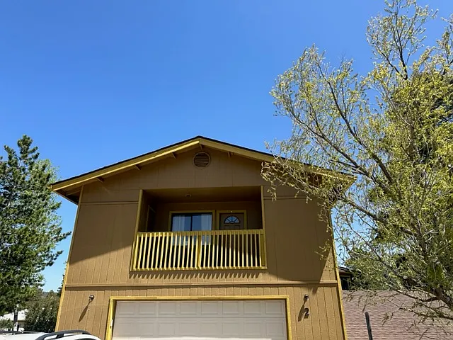 2 E Ridgecrest Dr