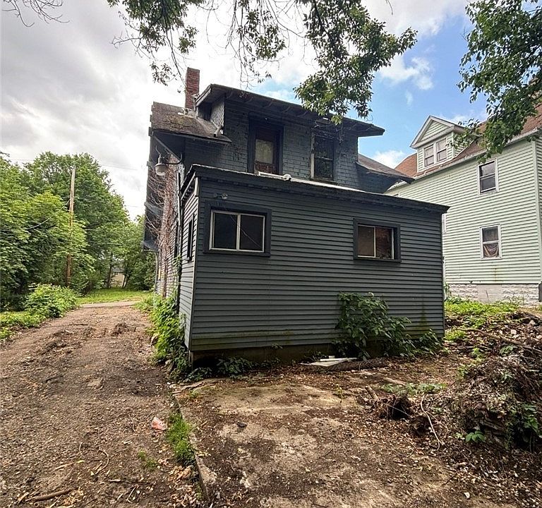 2nd image of 40 Woodbine Ave W