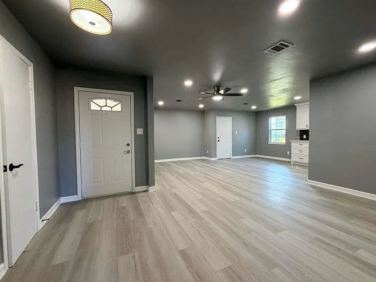 7715 Catalina Ln — Photo 4