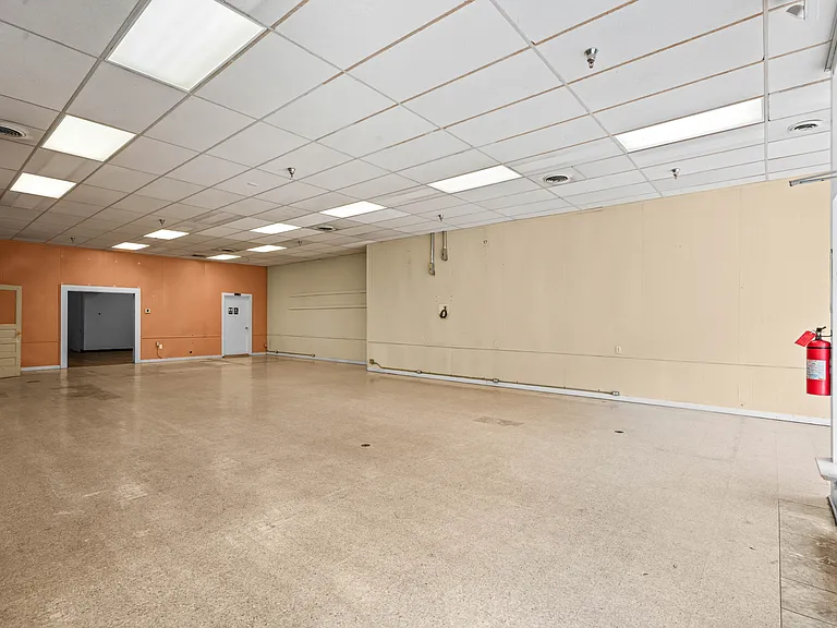 205 E Walnut St — Photo 6