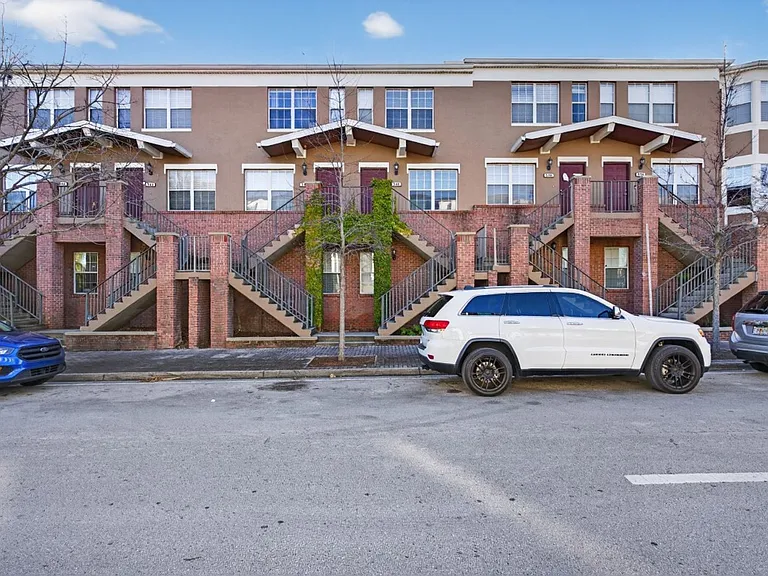 340 E Ashley St — Photo 2