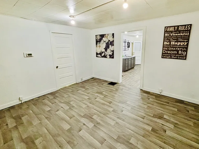 106 Charlotte St — Photo 2