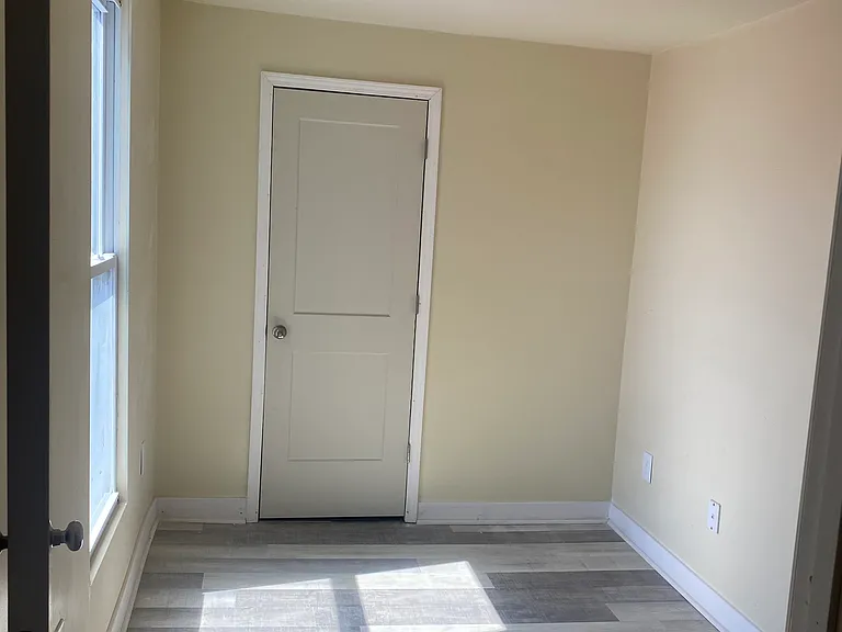 2111 Washington St W — Photo 5