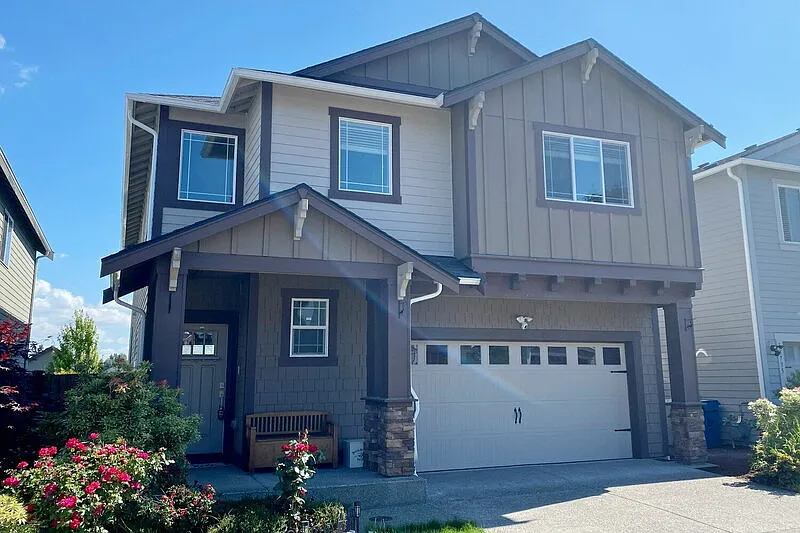 4 bed, 2.5 bath, 2525 sqft, $4,125 — Photo 1