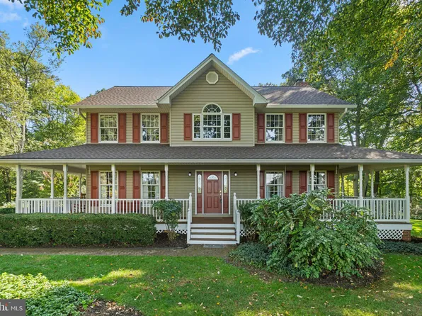 4520 Woodedge Dr, Hampstead, MD 21074