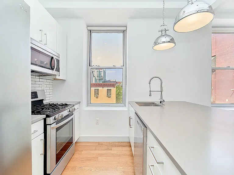 34 Lorimer St #3A — Photo 4