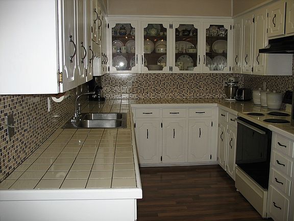 Lots of kitchen storage