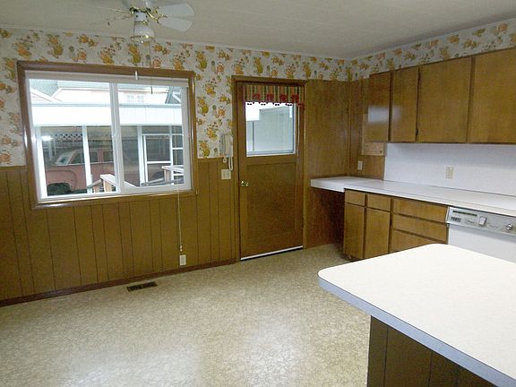 Kitchen w/eating Area