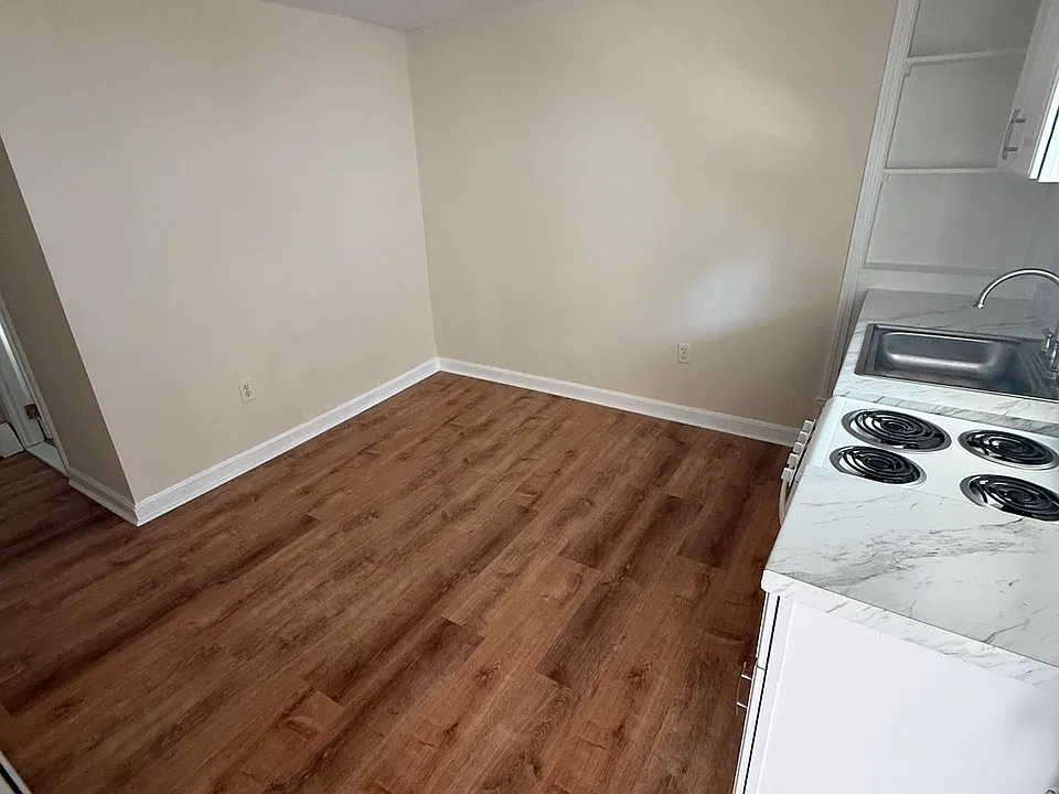 586 W Main St