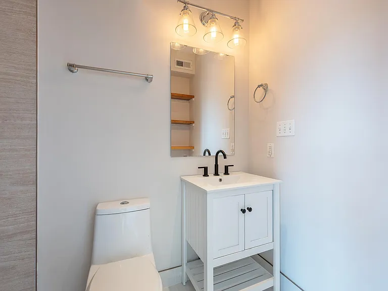 2nd Bedroom (Bathroom)