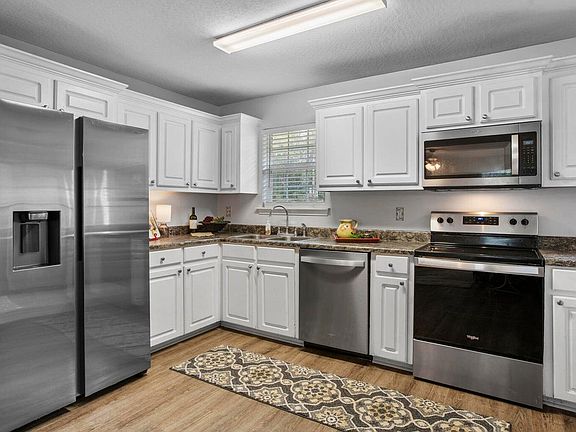 4th image of 92 Trailwood Cir