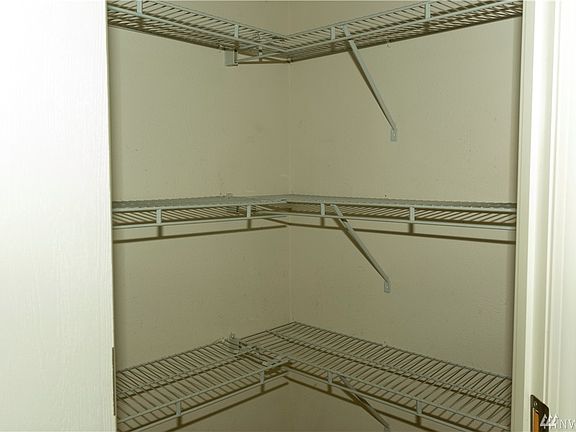 5th image of 101 E Elk Pl