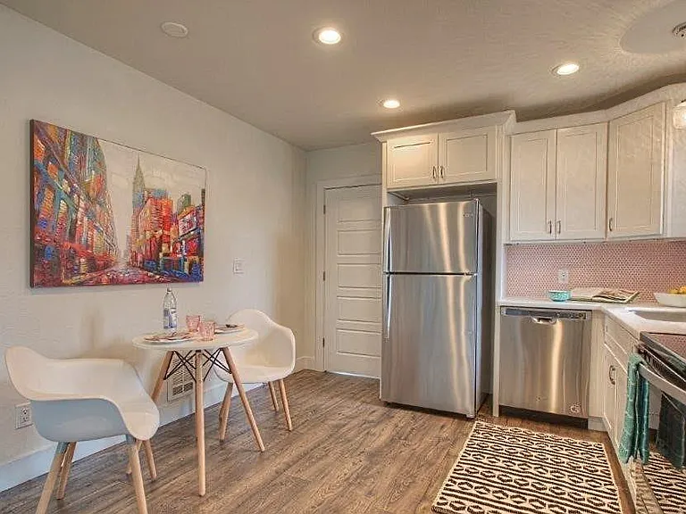 4611 N Pearl St — Photo 4