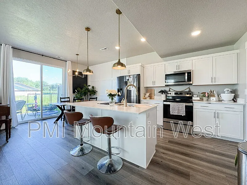 3 bed, 2.5 bath, 1625 sqft, $2,350 — Photo 4
