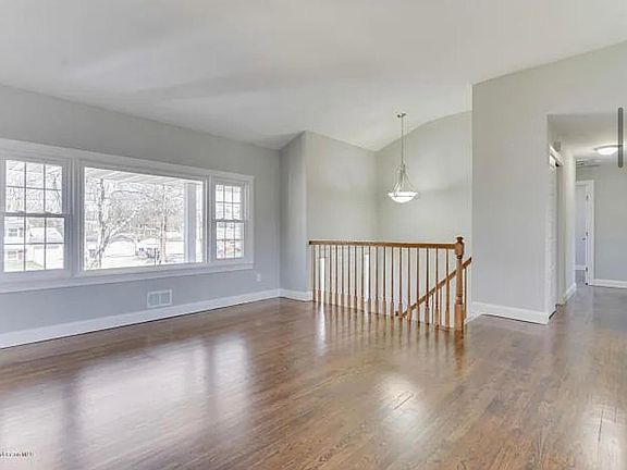 2nd image of 1122 Parkview Ln