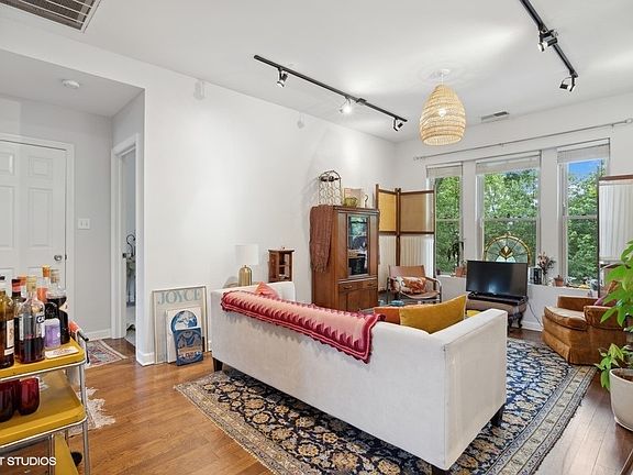 3rd image of 6221 N Greenview Ave #2