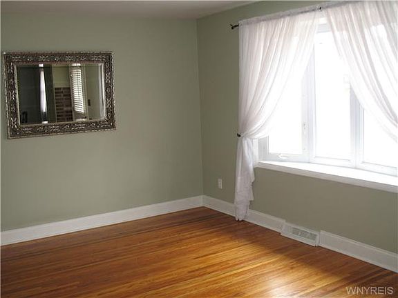 4th image of 95 Coshway Pl