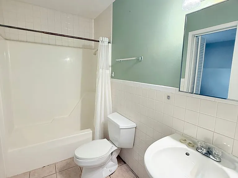 401 E Locust St — Photo 8