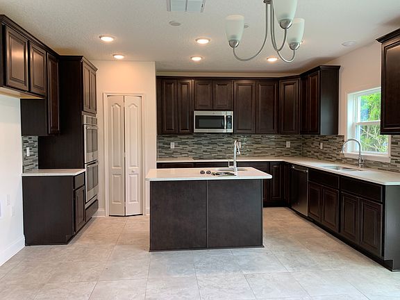 3rd image of 10 Ferber Ln