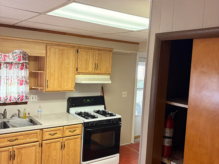 636 Walnut St — Photo 16