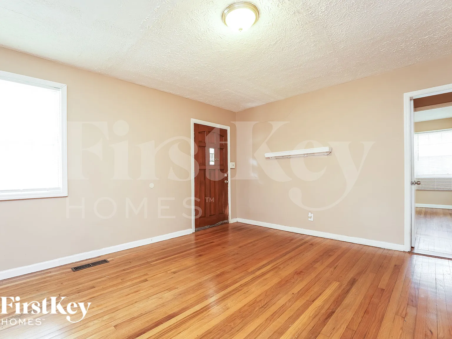 5 bed, 2.0 bath, 2368 sqft, $2,165 — Photo 2