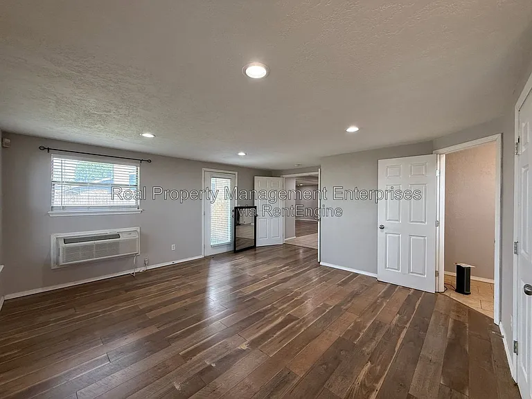 1071 Castlebury Mansion — Photo 9