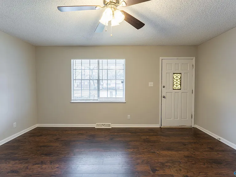 514 Lisa Ln NW — Photo 4