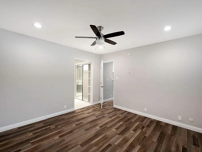Country Club Apartments — Photo 48