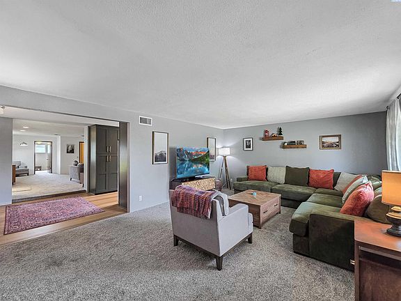 3rd image of 646 Cedar Ave