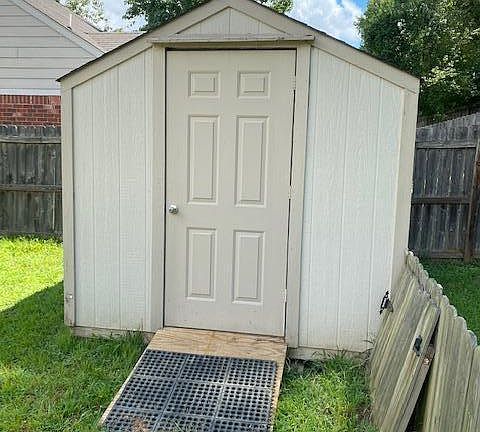 4th image of 747 Burton Ln