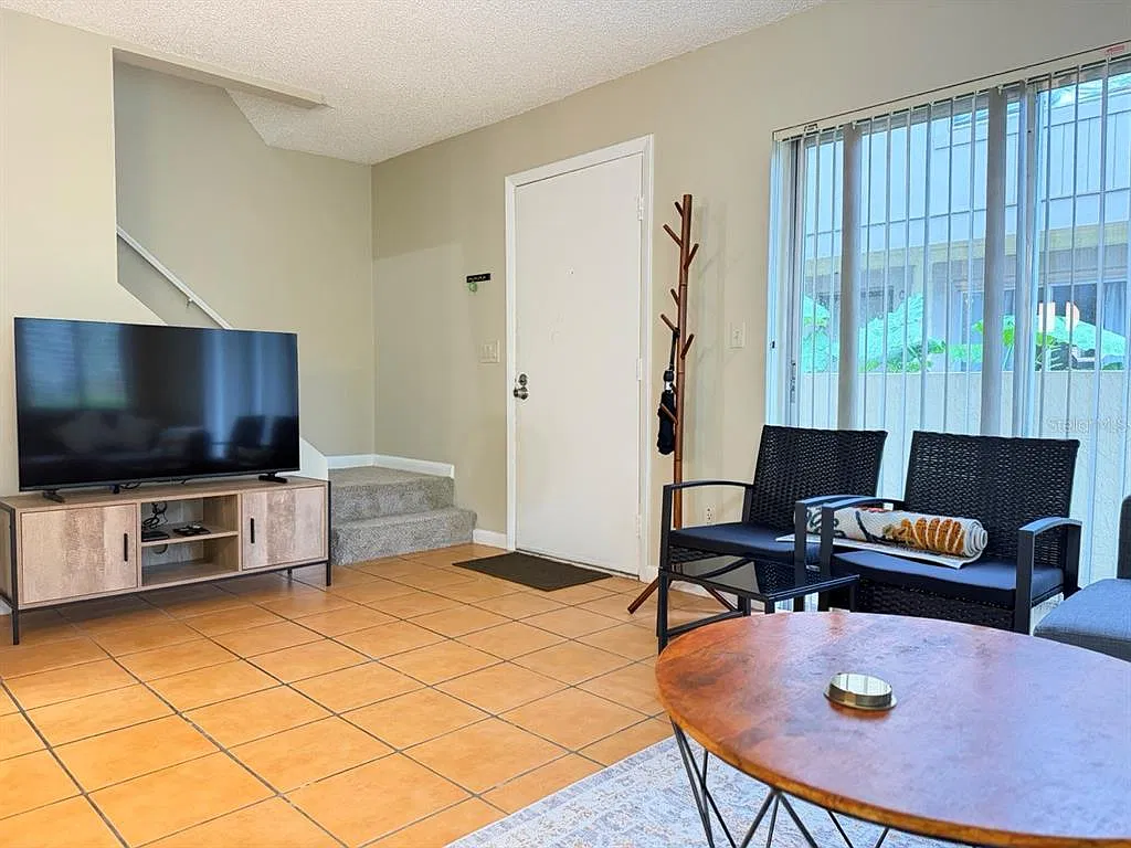 2 bed, 1.5 bath, 853 sqft, $2,000 — Photo 2