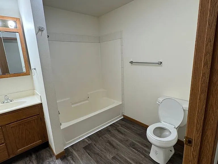 PIONEER BLUFF APARTMENTS — Photo 17