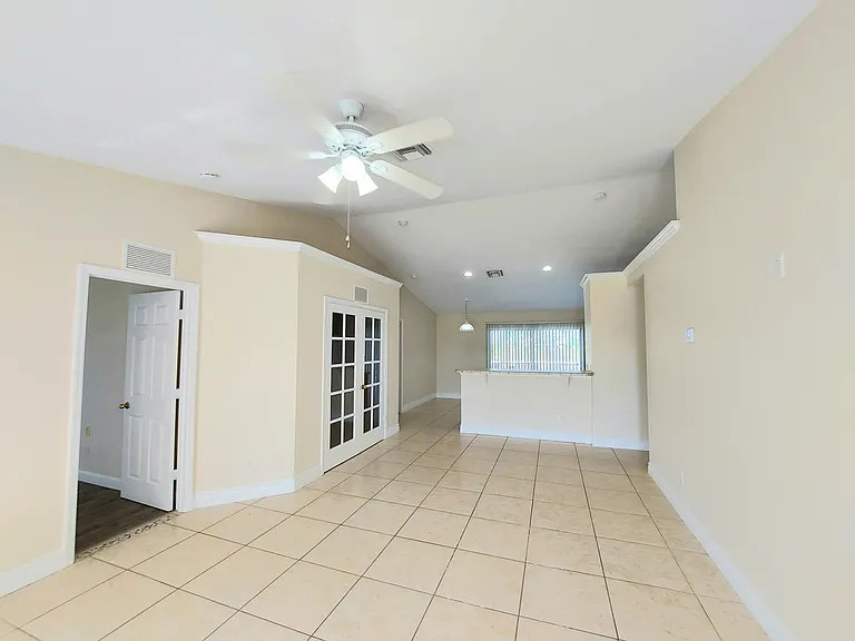 18 NW 29th Pl — Photo 4