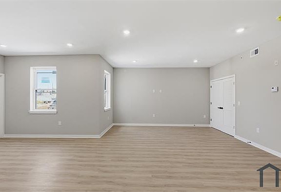 4th image of 4129 Ogden St #9