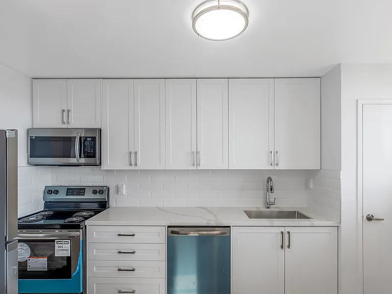 20 Graydon Hall Dr — Photo 3