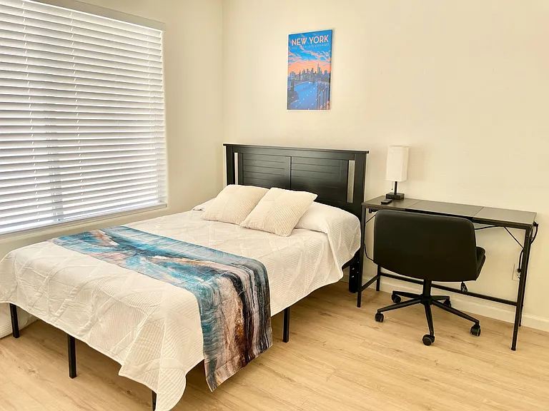 The New York Room: Queen bed with desk and chair