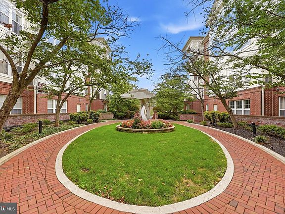 4th image of 801 S Greenbrier St APT 202