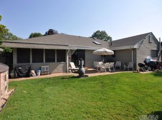 58 Muirfield Rd, Rockville Centre, NY 11570