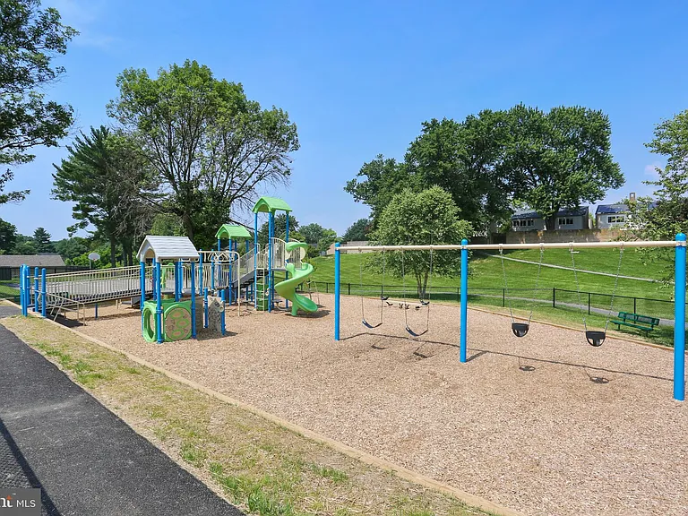 18722 Walkers Choice Rd #4 — Photo 36