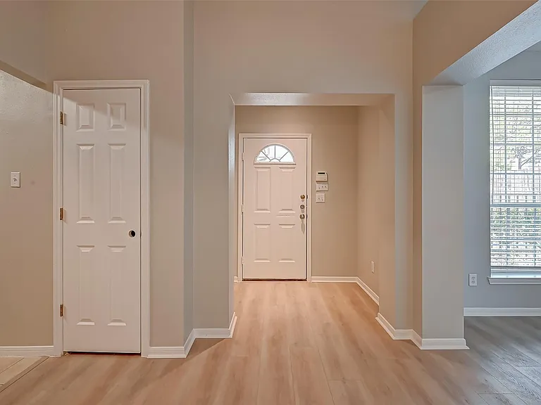 717 Cedarwood Dr — Photo 4