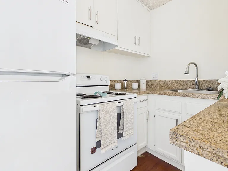 Sepulveda Manhattan Apartments — Photo 16