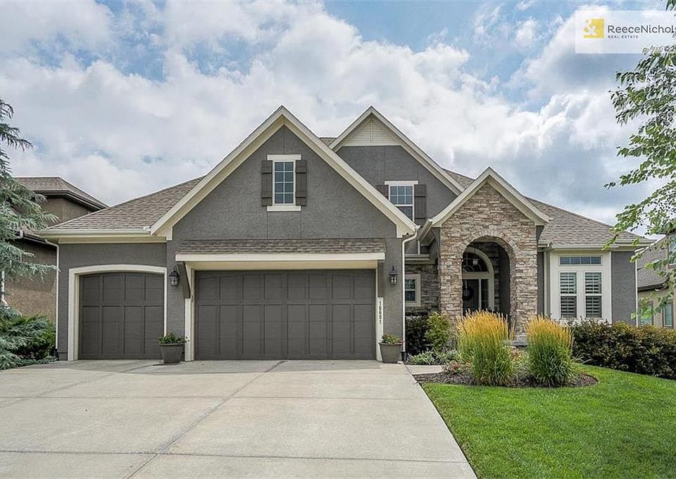 Stucco and stone make for an inviting entrance. Cul-de-sac lot and access to walking/biking trail leading to Heritage Park and surrounding neighborhoods.