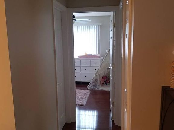 5th image of 9S060 Lake Dr #12101