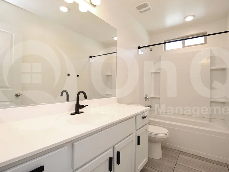 1877 W Overland St — Photo 17