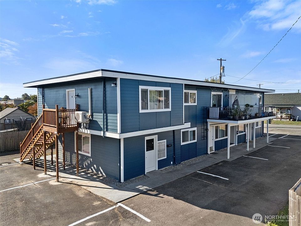 231 SW 11th St has assigned parking, with additional street parking available.